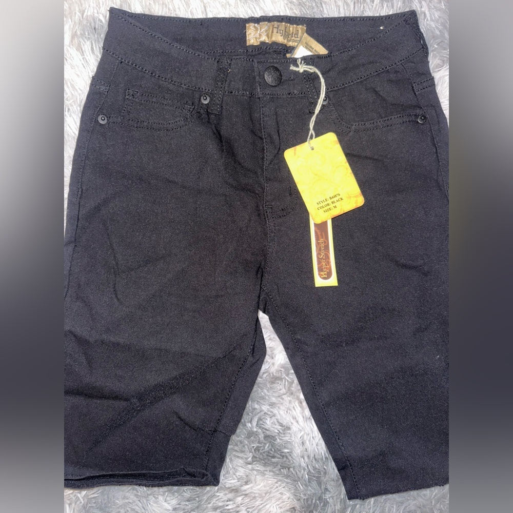Hybrid & Company Woman’s Black Hyper Stretch Bermuda Shorts - NWT Size Medium